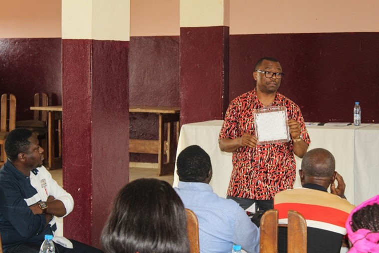 Prof Charles Wondji presenting a spatial repellent during a stakeholder engagement meeting